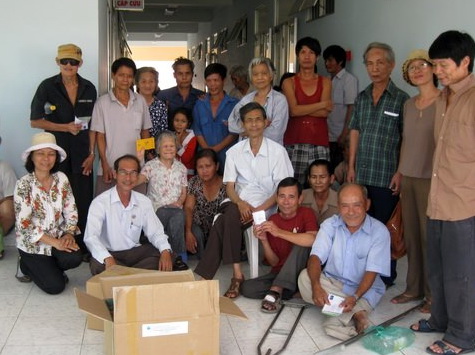 Đoàn Tin-Vui-Chữa-Lành tặng quà bệnh nhân Cùi và HIV/AIDS tết Quý-Tỵ 2013