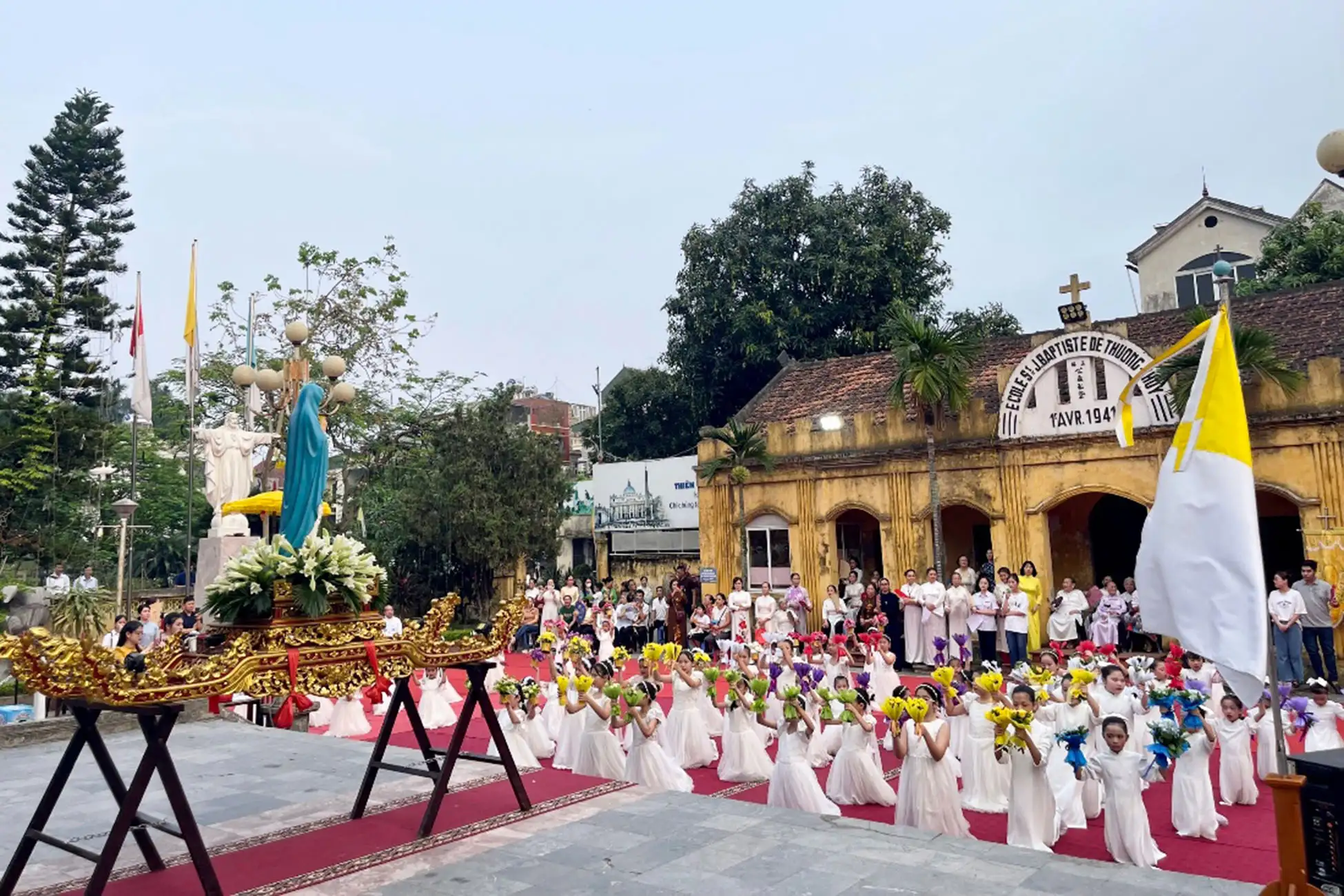 Kinh Thánh Công Giáo: Ánh Sáng cho Tháng Hoa và hình ảnh Đức Mẹ